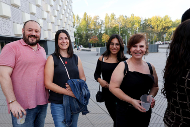 Seguidores de Hombres G llenaron de color las inmediaciones del pabellón Navarra Arena antes del inicio del concierto del grupo