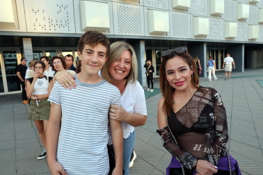 Seguidores de Hombres G llenaron de color las inmediaciones del pabellón Navarra Arena antes del inicio del concierto del grupo