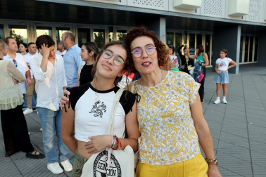 Seguidores de Hombres G llenaron de color las inmediaciones del pabellón Navarra Arena antes del inicio del concierto del grupo
