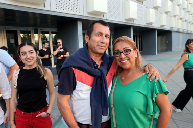 Seguidores de Hombres G llenaron de color las inmediaciones del pabellón Navarra Arena antes del inicio del concierto del grupo