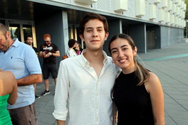 Seguidores de Hombres G llenaron de color las inmediaciones del pabellón Navarra Arena antes del inicio del concierto del grupo