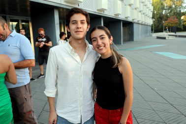 Seguidores de Hombres G llenaron de color las inmediaciones del pabellón Navarra Arena antes del inicio del concierto del grupo