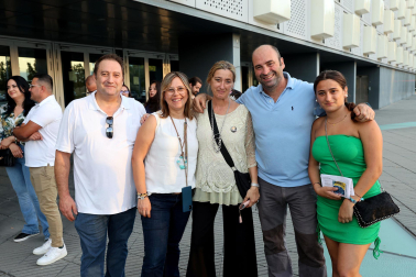 Seguidores de Hombres G llenaron de color las inmediaciones del pabellón Navarra Arena antes del inicio del concierto del grupo