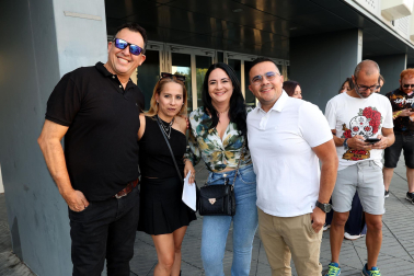 Seguidores de Hombres G llenaron de color las inmediaciones del pabellón Navarra Arena antes del inicio del concierto del grupo