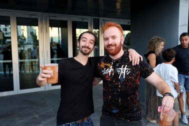 Seguidores de Hombres G llenaron de color las inmediaciones del pabellón Navarra Arena antes del inicio del concierto del grupo