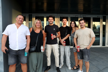 Seguidores de Hombres G llenaron de color las inmediaciones del pabellón Navarra Arena antes del inicio del concierto del grupo