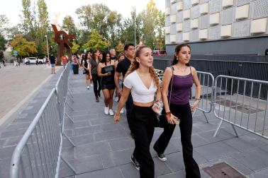 Seguidores de Hombres G llenaron de color las inmediaciones del pabellón Navarra Arena antes del inicio del concierto del grupo