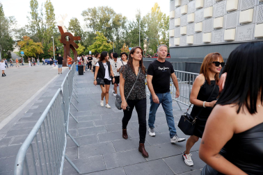Seguidores de Hombres G llenaron de color las inmediaciones del pabellón Navarra Arena antes del inicio del concierto del grupo