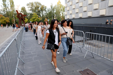 Seguidores de Hombres G llenaron de color las inmediaciones del pabellón Navarra Arena antes del inicio del concierto del grupo