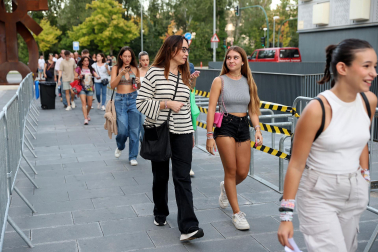 Seguidores de Hombres G llenaron de color las inmediaciones del pabellón Navarra Arena antes del inicio del concierto del grupo