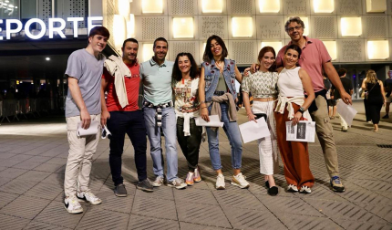 Seguidores de Hombres G llenaron de color las inmediaciones del pabellón Navarra Arena antes del inicio del concierto del grupo