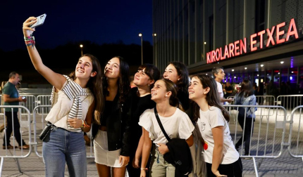 Seguidores de Hombres G llenaron de color las inmediaciones del pabellón Navarra Arena antes del inicio del concierto del grupo