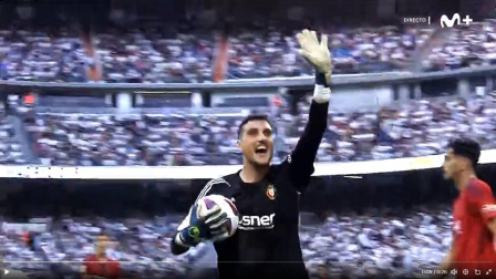 Herrera reacciona mostrando su mano
