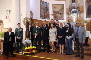 CASTEJÓN Los miembros del cuartel de la Guardia Civil de Castejón estuvieron ayer acompañados en la celebración de su fiesta por varios miembros del Ayuntamiento y de la Policía Municipal de la villa. En la imagen, algunos de los asistentes tras la misa celebrada en la iglesia.