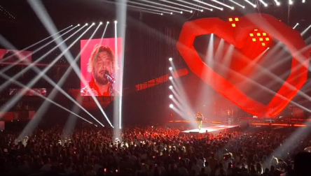 Manuel Carrasco homenaje a Pamplona en su concierto en el Navarra Arena