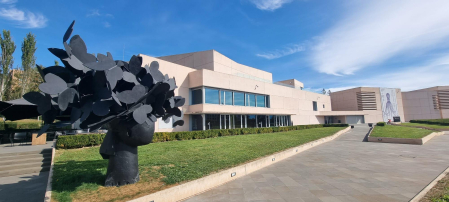 El escultor Manolo Valdés, en el Campus de la Universidad de Navarra.