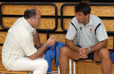 'Zupo' Equísoain y Mateo Garralda, charlando en Arrosadía durante su época en el Portland San Antonio