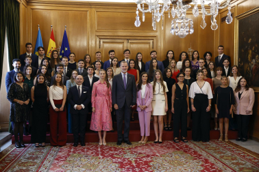 Los Reyes, Felipe y Letizia, la princesa de Asturias, Leonor, y la infanta Sofía han recibido este viernes en audiencia en el Hotel de la Reconquista de Oviedo a los patronos y miembros de la Fundación Princesa de Asturias, así como a los galardonados en esta edición.
