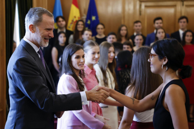 Los Reyes, Felipe y Letizia, la princesa de Asturias, Leonor, y la infanta Sofía han recibido este viernes en audiencia en el Hotel de la Reconquista de Oviedo a los patronos y miembros de la Fundación Princesa de Asturias, así como a los galardonados en esta edición.