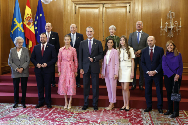 Los Reyes, Felipe y Letizia, la princesa de Asturias, Leonor, y la infanta Sofía han recibido este viernes en audiencia en el Hotel de la Reconquista de Oviedo a los patronos y miembros de la Fundación Princesa de Asturias, así como a los galardonados en esta edición.