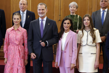 Los Reyes, Felipe y Letizia, la princesa de Asturias, Leonor, y la infanta Sofía han recibido este viernes en audiencia en el Hotel de la Reconquista de Oviedo a los patronos y miembros de la Fundación Princesa de Asturias, así como a los galardonados en esta edición.