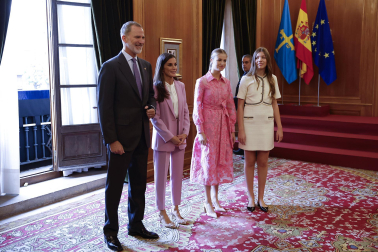Los Reyes, Felipe y Letizia, la princesa de Asturias, Leonor, y la infanta Sofía han recibido este viernes en audiencia en el Hotel de la Reconquista de Oviedo a los patronos y miembros de la Fundación Princesa de Asturias, así como a los galardonados en esta edición.