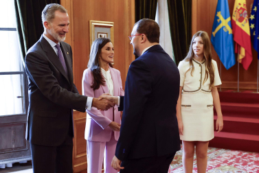 Los Reyes, Felipe y Letizia, la princesa de Asturias, Leonor, y la infanta Sofía han recibido este viernes en audiencia en el Hotel de la Reconquista de Oviedo a los patronos y miembros de la Fundación Princesa de Asturias, así como a los galardonados en esta edición.