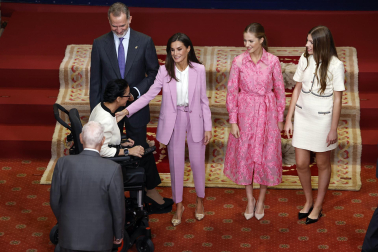 Los Reyes, Felipe y Letizia, la princesa de Asturias, Leonor, y la infanta Sofía han recibido este viernes en audiencia en el Hotel de la Reconquista de Oviedo a los patronos y miembros de la Fundación Princesa de Asturias, así como a los galardonados en esta edición.