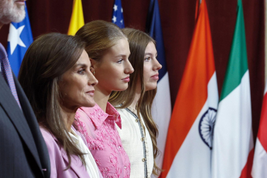 Los Reyes, Felipe y Letizia, la princesa de Asturias, Leonor, y la infanta Sofía han recibido este viernes en audiencia en el Hotel de la Reconquista de Oviedo a los patronos y miembros de la Fundación Princesa de Asturias, así como a los galardonados en esta edición.