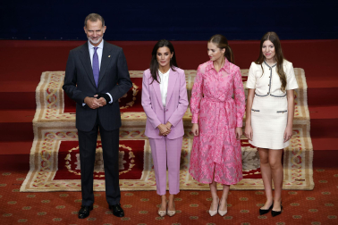 Los Reyes, Felipe y Letizia, la princesa de Asturias, Leonor, y la infanta Sofía han recibido este viernes en audiencia en el Hotel de la Reconquista de Oviedo a los patronos y miembros de la Fundación Princesa de Asturias, así como a los galardonados en esta edición.