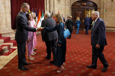 Los Reyes, Felipe y Letizia, la princesa de Asturias, Leonor, y la infanta Sofía han recibido este viernes en audiencia en el Hotel de la Reconquista de Oviedo a los patronos y miembros de la Fundación Princesa de Asturias, así como a los galardonados en esta edición.