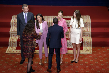Los Reyes, Felipe y Letizia, la princesa de Asturias, Leonor, y la infanta Sofía han recibido este viernes en audiencia en el Hotel de la Reconquista de Oviedo a los patronos y miembros de la Fundación Princesa de Asturias, así como a los galardonados en esta edición.