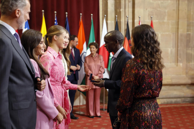 Los Reyes, Felipe y Letizia, la princesa de Asturias, Leonor, y la infanta Sofía han recibido este viernes en audiencia en el Hotel de la Reconquista de Oviedo a los patronos y miembros de la Fundación Princesa de Asturias, así como a los galardonados en esta edición.