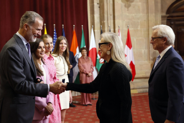 Los Reyes, Felipe y Letizia, la princesa de Asturias, Leonor, y la infanta Sofía han recibido este viernes en audiencia en el Hotel de la Reconquista de Oviedo a los patronos y miembros de la Fundación Princesa de Asturias, así como a los galardonados en esta edición.