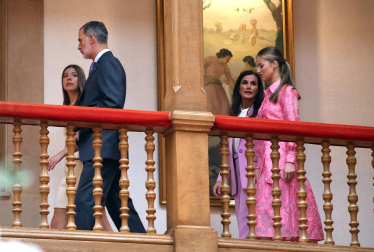 Los Reyes, Felipe y Letizia, la princesa de Asturias, Leonor, y la infanta Sofía han recibido este viernes en audiencia en el Hotel de la Reconquista de Oviedo a los patronos y miembros de la Fundación Princesa de Asturias, así como a los galardonados en esta edición.
