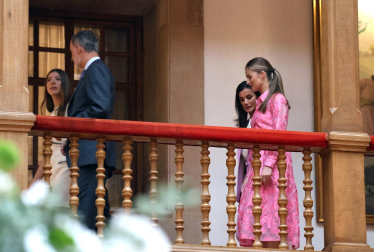 Los Reyes, Felipe y Letizia, la princesa de Asturias, Leonor, y la infanta Sofía han recibido este viernes en audiencia en el Hotel de la Reconquista de Oviedo a los patronos y miembros de la Fundación Princesa de Asturias, así como a los galardonados en esta edición.
