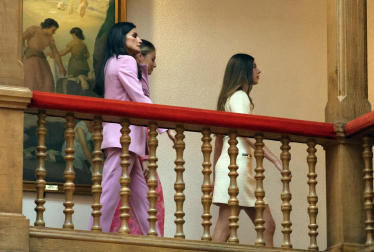 Los Reyes, Felipe y Letizia, la princesa de Asturias, Leonor, y la infanta Sofía han recibido este viernes en audiencia en el Hotel de la Reconquista de Oviedo a los patronos y miembros de la Fundación Princesa de Asturias, así como a los galardonados en esta edición.