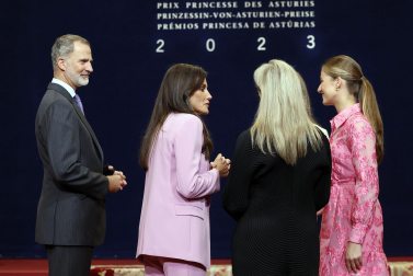 Los Reyes, Felipe y Letizia, la princesa de Asturias, Leonor, y la infanta Sofía han recibido este viernes en audiencia en el Hotel de la Reconquista de Oviedo a los patronos y miembros de la Fundación Princesa de Asturias, así como a los galardonados en esta edición.