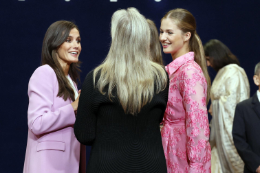 Los Reyes, Felipe y Letizia, la princesa de Asturias, Leonor, y la infanta Sofía han recibido este viernes en audiencia en el Hotel de la Reconquista de Oviedo a los patronos y miembros de la Fundación Princesa de Asturias, así como a los galardonados en esta edición.