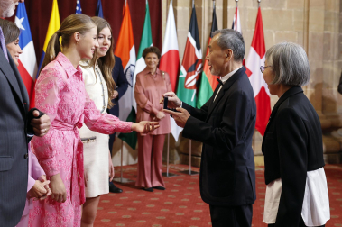 Los Reyes, Felipe y Letizia, la princesa de Asturias, Leonor, y la infanta Sofía han recibido este viernes en audiencia en el Hotel de la Reconquista de Oviedo a los patronos y miembros de la Fundación Princesa de Asturias, así como a los galardonados en esta edición.