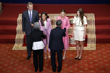 Los Reyes, Felipe y Letizia, la princesa de Asturias, Leonor, y la infanta Sofía han recibido este viernes en audiencia en el Hotel de la Reconquista de Oviedo a los patronos y miembros de la Fundación Princesa de Asturias, así como a los galardonados en esta edición.