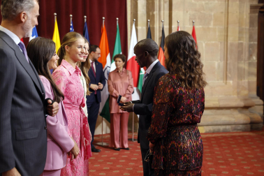 Los Reyes, Felipe y Letizia, la princesa de Asturias, Leonor, y la infanta Sofía han recibido este viernes en audiencia en el Hotel de la Reconquista de Oviedo a los patronos y miembros de la Fundación Princesa de Asturias, así como a los galardonados en esta edición.