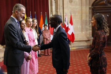 Los Reyes, Felipe y Letizia, la princesa de Asturias, Leonor, y la infanta Sofía han recibido este viernes en audiencia en el Hotel de la Reconquista de Oviedo a los patronos y miembros de la Fundación Princesa de Asturias, así como a los galardonados en esta edición.