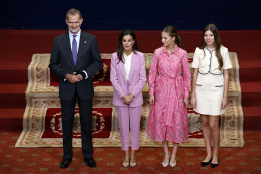 Los Reyes, Felipe y Letizia, la princesa de Asturias, Leonor, y la infanta Sofía han recibido este viernes en audiencia en el Hotel de la Reconquista de Oviedo a los patronos y miembros de la Fundación Princesa de Asturias, así como a los galardonados en esta edición.