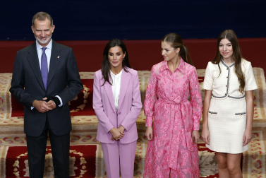 Los Reyes, Felipe y Letizia, la princesa de Asturias, Leonor, y la infanta Sofía han recibido este viernes en audiencia en el Hotel de la Reconquista de Oviedo a los patronos y miembros de la Fundación Princesa de Asturias, así como a los galardonados en esta edición.