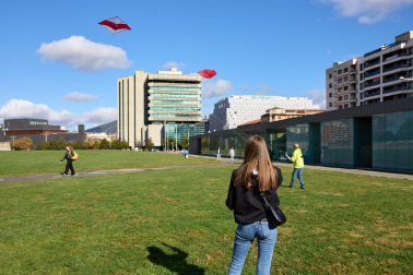 IX Certamen- Exhibición Solidaria de Vuelo de Cometas en la estación de autobuses de Pamplona