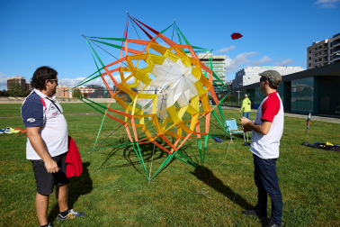 IX Certamen- Exhibición Solidaria de Vuelo de Cometas en la estación de autobuses de Pamplona