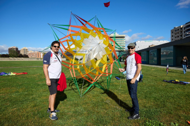 IX Certamen- Exhibición Solidaria de Vuelo de Cometas en la estación de autobuses de Pamplona