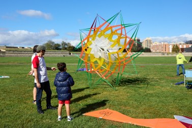 IX Certamen- Exhibición Solidaria de Vuelo de Cometas en la estación de autobuses de Pamplona