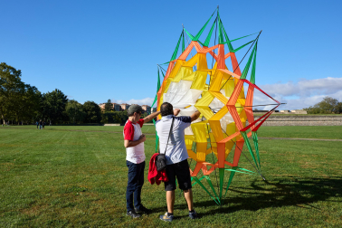 IX Certamen- Exhibición Solidaria de Vuelo de Cometas en la estación de autobuses de Pamplona